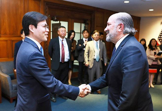 여한구(왼쪽) 산업통상자원부 통상교섭본부장과 하워드 러트닉(오른쪽) 미국 상무부 장관이 지난 23일(현지시간) 미국 워싱턴D.C. 상무부 회의실에서 면담에 앞서 악수하고 있다. (사진=산업부)