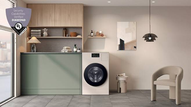 삼성전자 ‘비스포크 AI 콤보’ 일체형 세탁건조기 라이프스타일 이미지와 ‘UL 솔루션즈(UL Solutions)’가 주관하는 사물인터넷 보안 평가 ‘다이아몬드’ 등급 이미지.(사진=삼성전자)