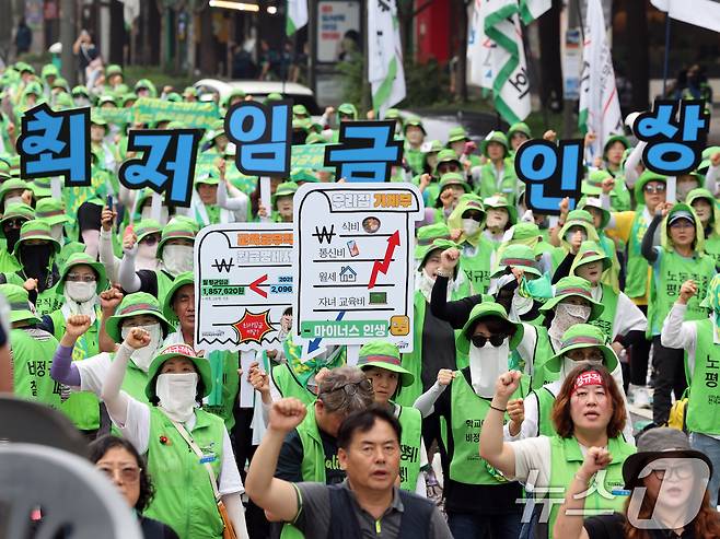 민주노총 조합원들이 28일 오후 서울 중구 숭례문 인근에서 열린 '최저임금 인상·노동기본권 쟁취 결의대회'에서 구호를 외치고 있다. 2025.6.28/뉴스1 ⓒ News1 황기선