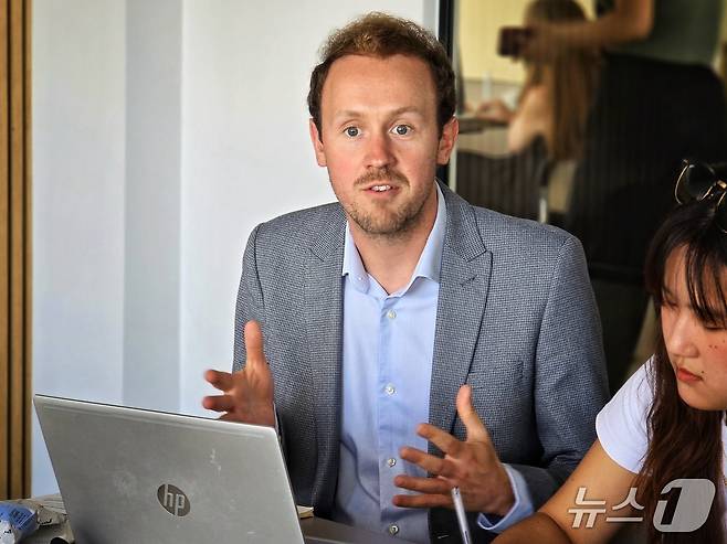 재생에너지 100%를 지향하는 'RE100' 총괄 클라이밋그룹의 수장 올리버 윌슨 대표가 27일(현지시간) 영국 런던 본부에서 뉴스1 질문에 대답하고 있다. ⓒ 뉴스1 황덕현 기자