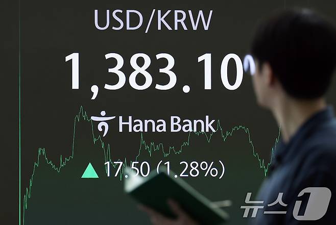 서울 중구 하나은행 본점 딜링룸 전광판에 원·달러 환율을 나타내고 있다. 2025.6.23/뉴스1 ⓒ News1 오대일 기자