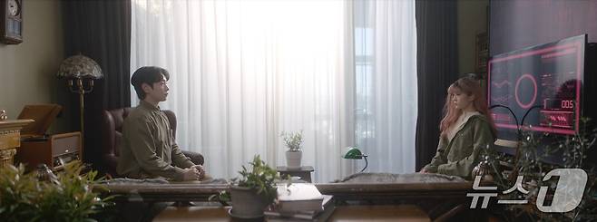 '공연계의 아카데미상'으로 불리는 미국 '토니상'에서 작품상을 비롯해 무려 6개 부문을 석권하며 한국 뮤지컬의 명성을 세계에 알린 '어쩌면 해피엔딩'의 영화 버전이 제19회 대구국제뮤지컬페스티벌에서 특별 상영된다. 사진은 뮤지컬 영화 '어쩌면 해피엔딩' 스틸컷. (딤프 제공. 재판매 및 DB 금지)/뉴스1