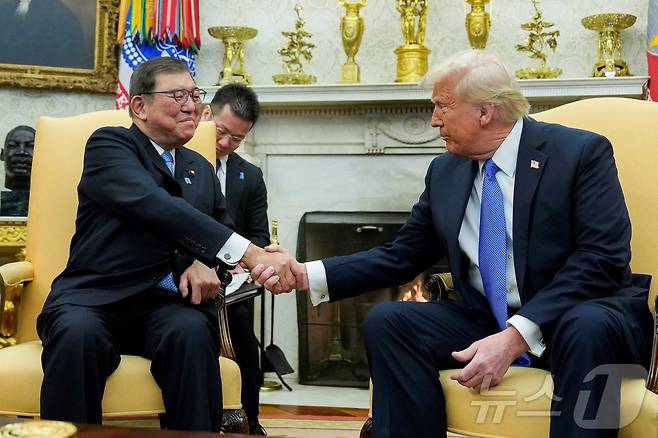 도널드 트럼프 미국 대통령(오른쪽)과 이시바 시게루 일본 총리. 2025.02.07. ⓒ 로이터=뉴스1 ⓒ News1 이지예 객원기자