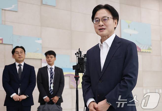 이재명 정부 초대 산업통상자원부 장관으로 지명된 김정관 후보자(두산 에너빌리티 사장)가 30일 오전 서울 강남구 한국기술센터에 마련된 인사청문회 준비단 사무실로 출근하며 지명 소감을 밝히고 있다. 2025.6.30/뉴스1 ⓒ News1 오대일 기자