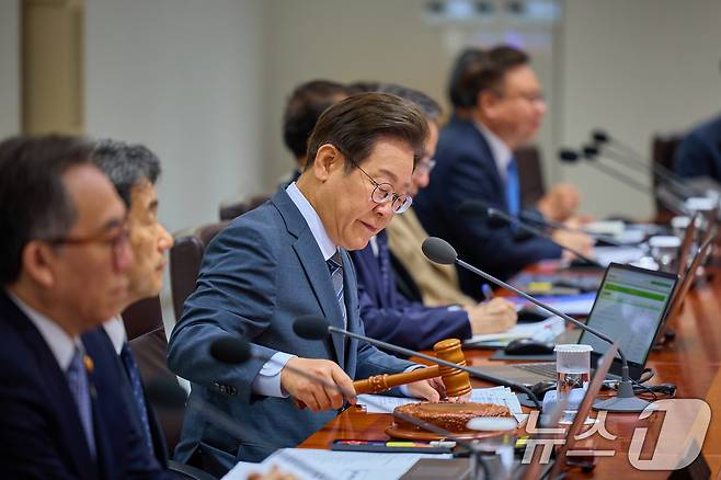 이재명 대통령이 24일 서울 용산 대통령실 청사에서 열린 국무회의에서 의사봉을 두드리고 있다. (대통령실 제공. 재판매 및 DB 금지) 2025.6.24/뉴스1 ⓒ News1 허경 기자
