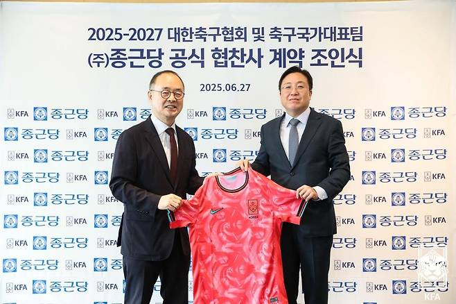 조인식에 함께 한 대한축구협회 이용수 부회장(왼쪽)과 종근당 이규웅 상무 (대한축구협회 제공)