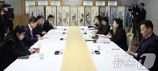 신영숙 여성가족부 차관이 제40차 양육비이행심의위원회에서 모두 발언을 하고 있다. 2025.2.21/뉴스1 ⓒ News1 박지혜 기자