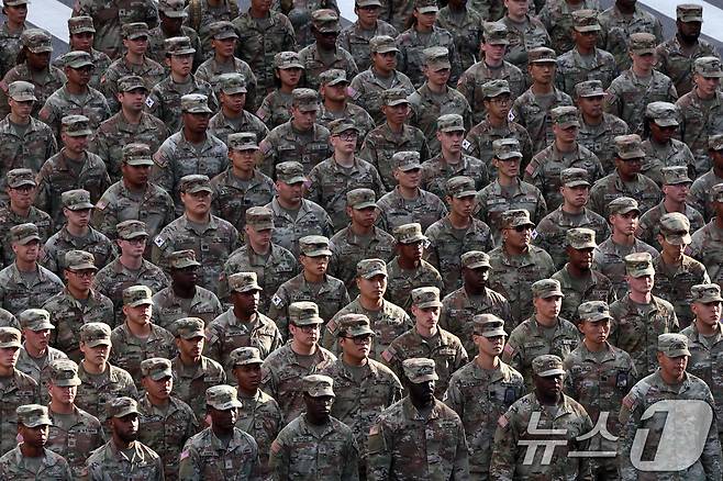 지난해 10월 건군 제76주년 국군의 날 시가행진이 열린 1일 서울 세종대로에서 주한미군 장병들이 행진하고 있다. 2024.10.1/뉴스1 ⓒ News1 구윤성 기자