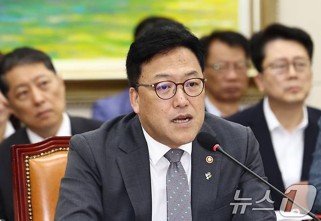김병환 금융위원장이 30일 오전 서울 여의도 국회에서 열린 2025년도 제2회 추가경정예산안 관련 정무위원회 전체회의에서 의원 질의에 답변하고 있다. 2025.6.30/뉴스1 ⓒ News1 김민지 기자