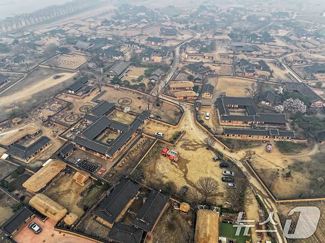 지난 3월22일 발생한 경북 산불로 인해 소방차가 비치돼 있는 안동하회마을. ⓒ News1 DB