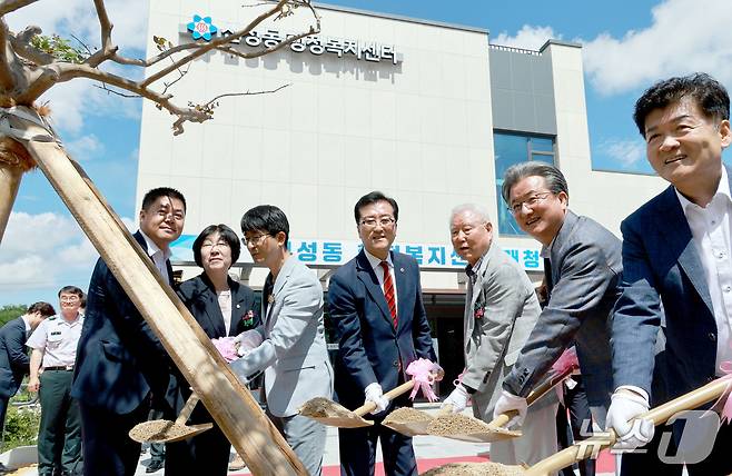 조원휘 대전시의회 의장이 신성동 행정복지센터 개청식에 기념식수를 식재하고 있다.(대전시의회 제공. 재판매 및 DB금지)/뉴스1