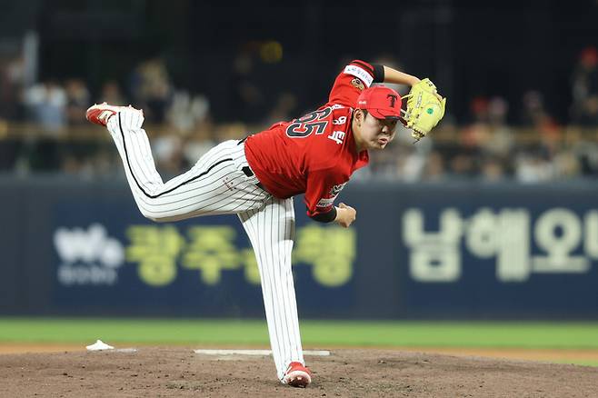 KIA 성영탁이 12일 광주-기아 챔피언스 필드에서 열린 2025 KBO리그 삼성전에서 힘차게 공을 던지고 있다. 사진 | KIA 타이거즈
