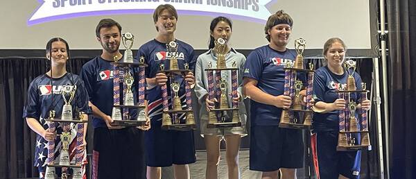 2024 미국 주니어 올림픽 게임에 출전해 스포츠스태킹 여자부 종합 1위를 차지했던 박세령이 시상대에서 트로피를 들고 기념 촬영을 하고 있다. 사진┃대한스포츠스태킹협회