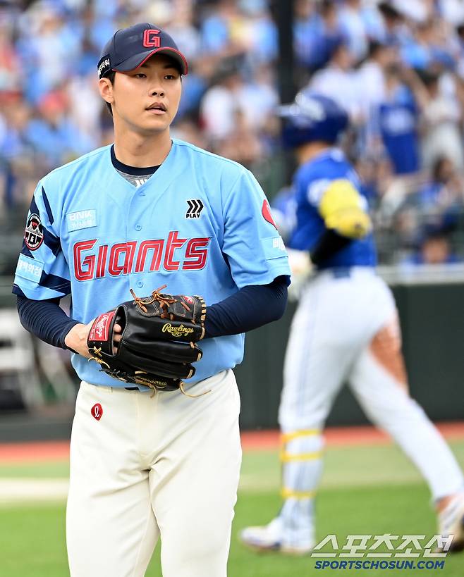 22일 부산 사직야구장에서 열린 삼성과 롯데의 경기, 5회초 투구를 무실점으로 마친 롯데 홍민기가 더그아웃으로 향하며 안도하고 있다. 부산=허상욱 기자wook@sportschosun.com/2025.06.22/