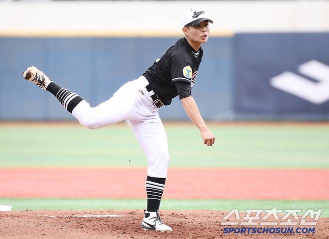 안산공고 선발투수 김도영이 투구하고 있다.