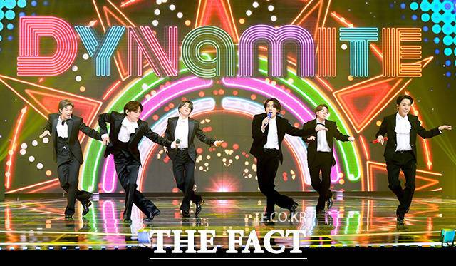 방탄소년단은 2020년 'Dynamite'로 처음 미국 빌보드 '핫 100' 1위에 올랐고, 미국 경제지 포브스는 "글로벌 팝 슈퍼 스타덤의 최후 경계를 넘어섰다"고 평가했다. 사진은 '2020 더팩트 뮤직 어워즈' 참석 당시 모습. /더팩트 DB