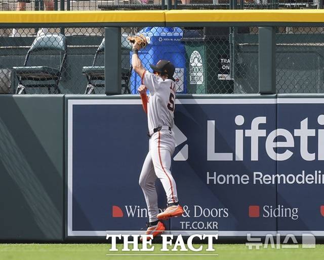 이정후는 30일(한국시간) 시카고W전에서 2회말 그림 같은 수비로 실점을 막아냈다. /뉴시스