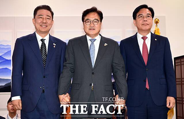 더불어민주당이 이재명 대통령의 공약인 상법 개정안 처리를 6월 임시국회 내 마무리하겠다는 입장을 재확인했다. 사진은 지난 24일 우원식 국회의장과 만난 김병기 민주당 원내대표와 송언석 국민의힘 원내대표. /남윤호 기자