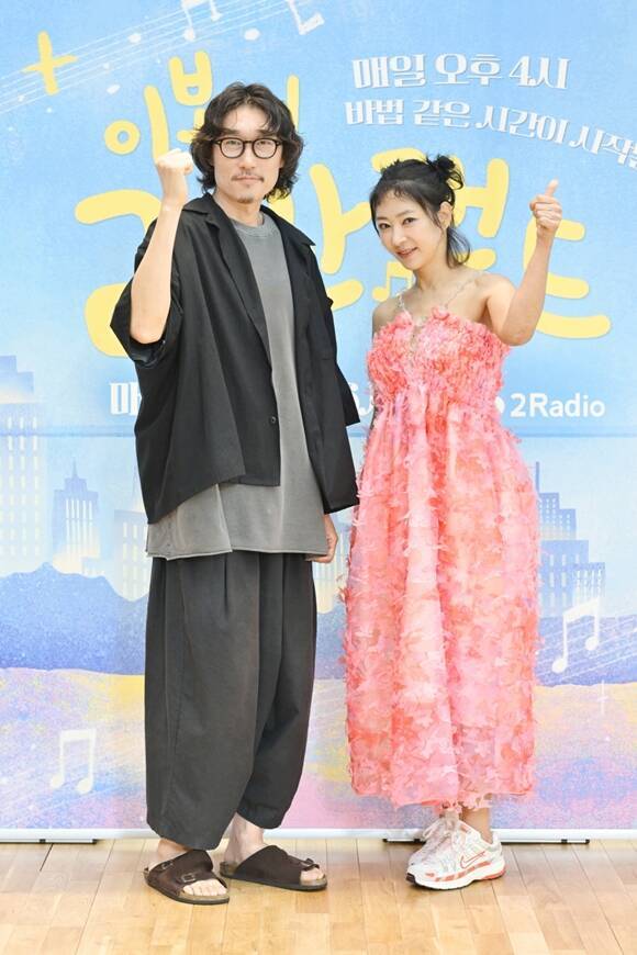 윤성현 PD(왼쪽)와 이본이 30일 오후 2시 서울 영등포구 KBS에서 진행된 KBS 2라디오 '이본의 라라랜드' 제작발표회에 참석했다. /KBS