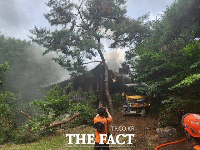 서울 성북구 성북동에 위치한 문화유산 성북동 별서(옛 성락원) 내 송석정에서 원인을 알 수 없는 불이 나 약 4시간 만에 진화됐다. 민간 소유의 건물에는 당시 사람이 없어 인명피해는 발생하지 않았다./ 뉴시스