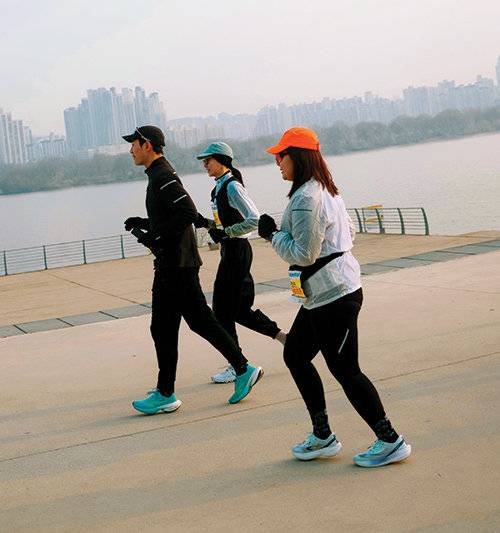 책상 대신 운동화, 회의실 대신 강변. 함께 땀 흘리며 웃는 순간이 조직을 더 가깝게 만든다.