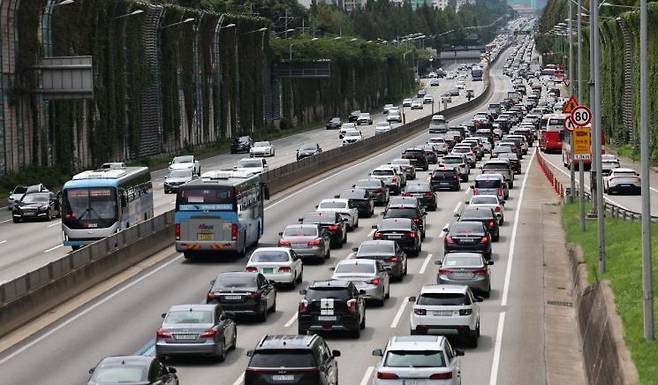 지난해 7월 여름 휴가철을 맞은 서울 잠원IC 경부고속도로 하행선이 차량들로 정체를 빚고 있다. 연합뉴스