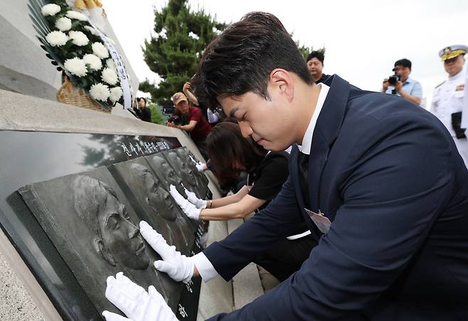 김용태 국민의힘 비상대책위원장이 29일 경기 평택시 해군 제2함대사령부에서 열린 제2연평해전 승전 23주년 기념행사에서 해전 영웅들의 얼굴 부조상을 어루만지고 있다. 2025.6.29/뉴스1 ⓒ News1 김영운 기자