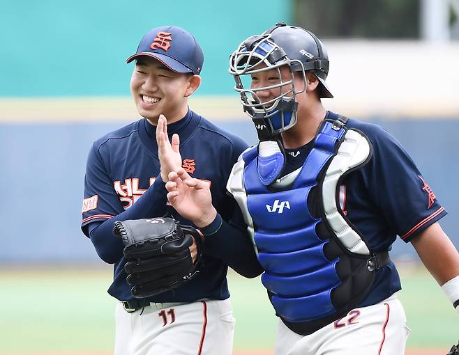 30일 서울 목동구장에서 열린 제80회 청룡기 고교야구선수권 대회 및 주말리그 왕중왕전 1라운드 성남고와 안산공고의 경기. 성남고 에이스 오훈택이 8회 실점 위기를 넘기며 무실점으로 막은 후 이서준 포수와 기뻐하고 있다. /정재근 스포츠조선 기자