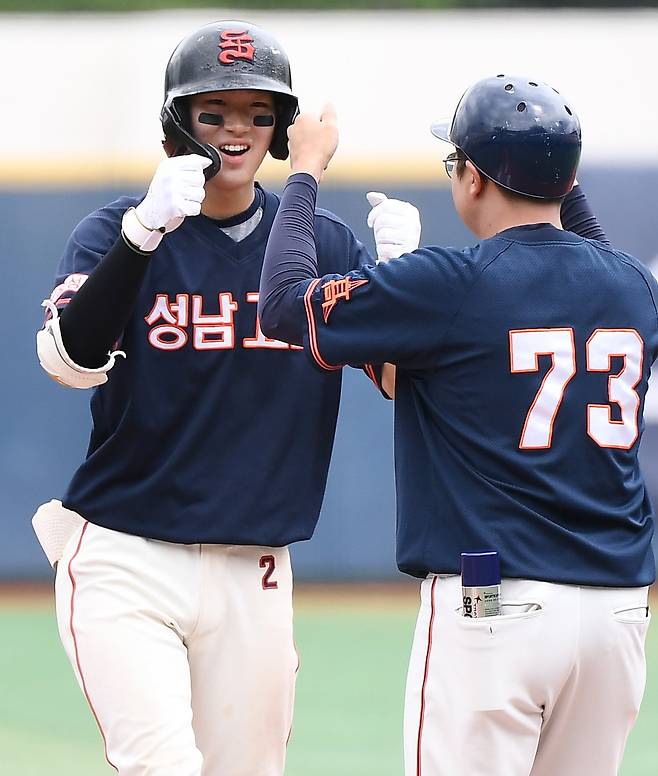 30일 서울 목동구장에서 열린 제80회 청룡기 고교야구선수권 대회 및 주말리그 왕중왕전 1라운드 성남고와 안산공고의 경기. 7회말 무사 만루 성남고 이률이 2타점 역전 적시타를 친 후 환호하고 있다. /정재근 스포츠조선 기자