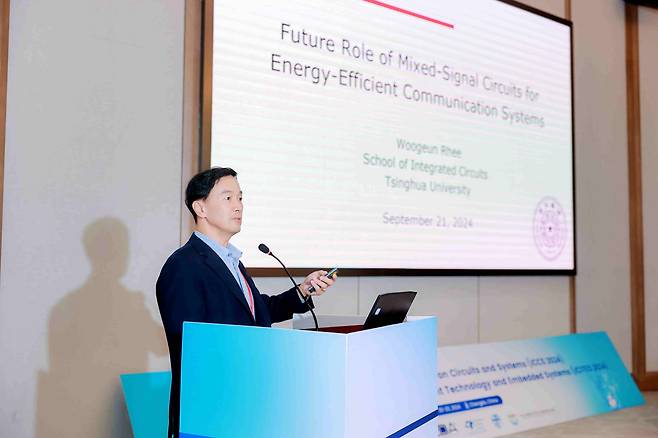 지난해 중국서 열린 국제 회로 및 시스템 학회(ICCS) 2024에서 발표하는 이우근 중국 칭화대 교수./국제 회로 및 시스템 학회(ICCS)