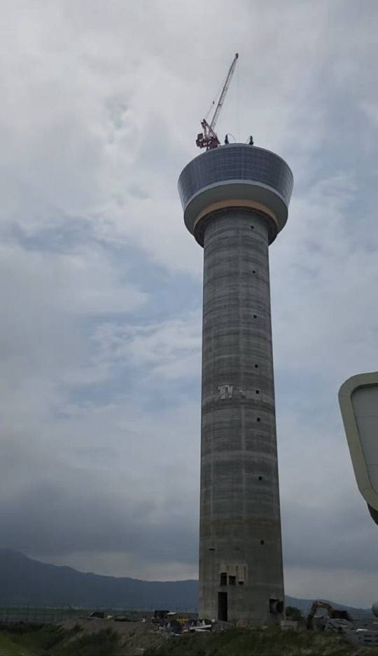 서산시 친환경 체험관광형 자원회수시설의 전망대가 94m 굴뚝 상부에 인양됐다. 공정률 89%, 설치가 완료되면 하루 200t 규모의 생활 쓰레기를 처리할 수 있다. 서산시 제공