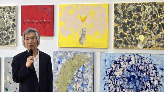 신중덕 작가가 이응노미술관 전시장에서 작품에 대해 설명하고 있다. 이성현 기자