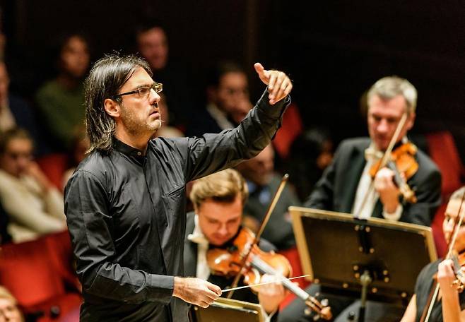 롯데콘서트홀 새 예술감독으로 ‘클래식 레볼루션 2025’를 이끄는 레오니다스 카바코스. 올해 무대는 바흐와 쇼스타코비치 작품을 중심으로 예술이 시대를 관통해 어떤 성찰과 위로를 줄 수 있는지 탐색한다.
롯데콘서트홀 제공, ⓒ Jan-Olav Wedin