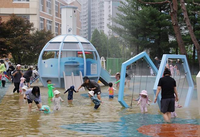 충북 청주시가 민선 8기 들어 시민들이 도심 속에서 물놀이를 즐길 수 있도록 물놀이 공간을 확충하고 있다. 사진은 26일 개장한 각리근린공원 물놀이장.
청주시 제공