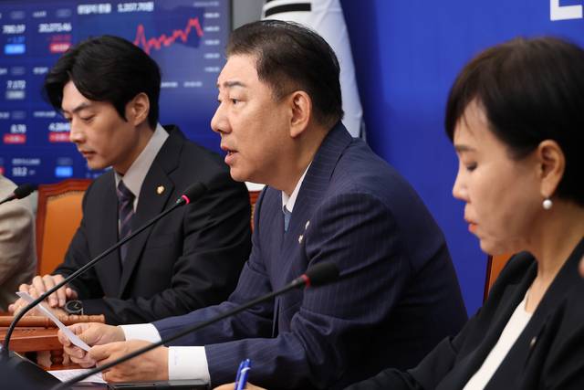 김병기 더불어민주당 대표 직무대행 겸 원내대표가 30일 국회 본청에서 열린 당 최고위원회의에서 발언하고 있다.<연합뉴스 사진>