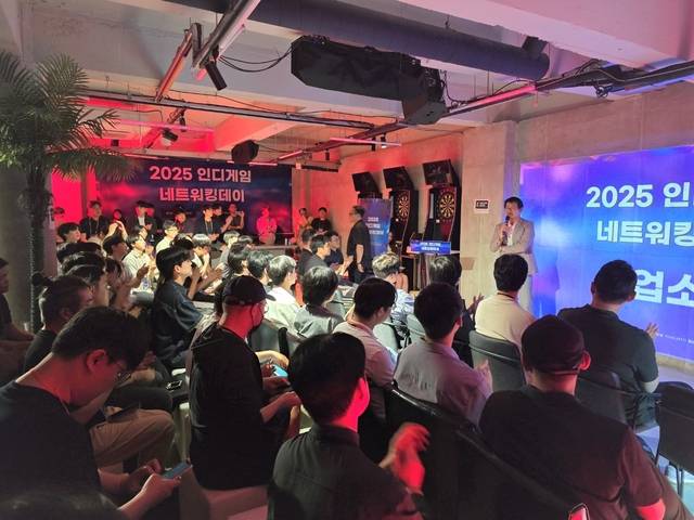 주성호 콘진원 게임산업팀 팀장이 지난 26일 서울 강남 베이스먼트원에서 열린 2025 인디게임 네트워킹데이에서 강연을 진행하고 있다. 한국콘텐츠진흥원 제공