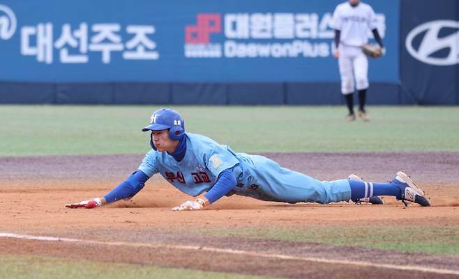 명문고열전에서 베이스러닝을 하고 있는 하현승.사진=서동일 기자