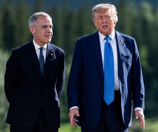 지난 16일(현지시간) 캐나다 앨버타주 캐내내스키스에서 열린 주요7개국(G7) 정상회의에서 도널드 트럼프 미국 대통령(오른쪽)과 마크 카니 캐나다 총리가 이야기를 나누고 있다.EPA연합뉴스