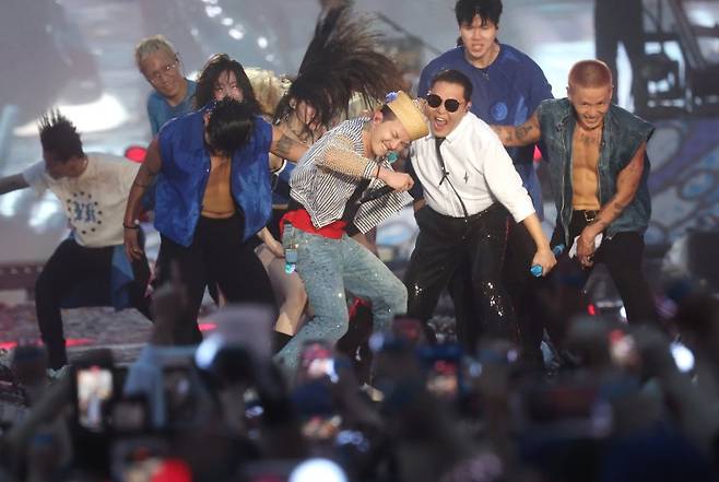 빅뱅 지드래곤과 싸이가 28일 오후 인천 서구 인천아시아드 주경기장에서 열린 '싸이 흠뻑쇼 SUMMER SWAG 2025 - 인천'에서 환상의 무대를 선보이고 있다. 뉴스1