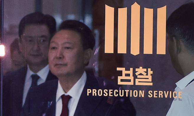 피의자 신분으로 내란 특검 조사를 받은 윤석열 전 대통령이 29일 서울 서초구 서울고검 청사를 나서고 있다. 연합뉴스