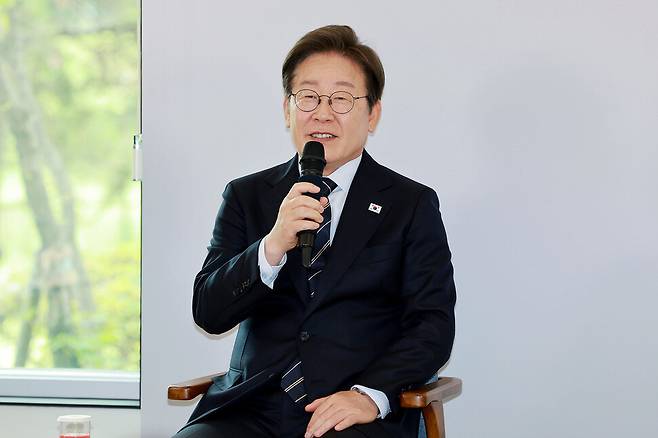 이재명 대통령이 30일 서울 용산 대통령실 파인그라스에서 열린 문화예술계 수상자 간담회에서 발언하고 있다. 연합뉴스