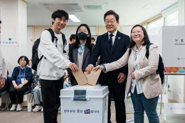 5월 29일 서울 서대문구 신촌동 주민센터 투표소에서 당시 이재명 더불어민주당 대선 후보가 청년들과 함께 제21대 대통령선거 사전투표를 하고 있다. 고영권 기자