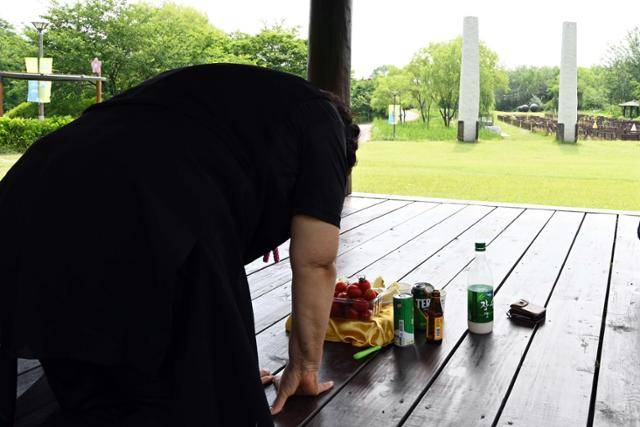 삼풍백화점 참사 미수습자 가족이 19일 서울 마포구 노을공원에서 절을 올리고 있다. 노을공원은 참사 직후 서울시사고대책본부가 사고 잔해를 버린 난지도 쓰레기매립장이 있던 곳이다. 강예진 기자