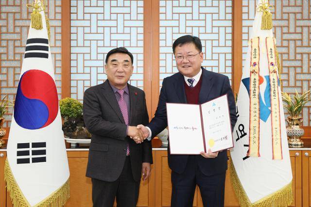 김두겸(왼쪽) 울산시장이 지난 2023년 12월 11일 울산시청 시장실에서 김규덕 울산시설공단 신임 이사장에게 임명장 수여 후 기념촬영을 하고 있다. 울산시 제공