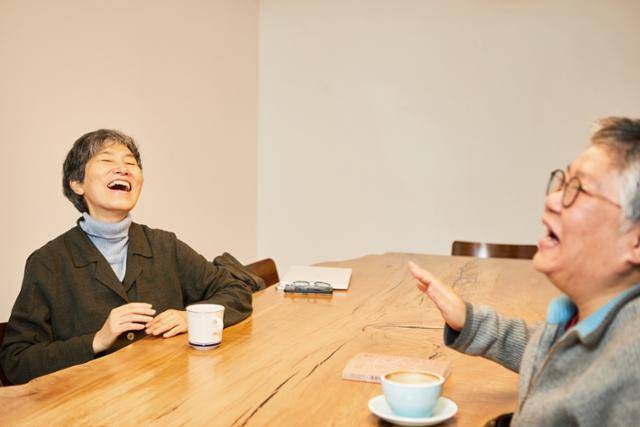 인권활동가이자 페미니스트인 김영옥(왼쪽) 옥희살롱 공동대표가 최현숙 생애구술사 작가와 인터뷰하며 박장대소하고 있다. 위즈덤하우스 제공