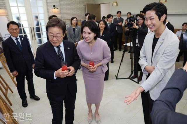 이재명 대통령과 김혜경 여사가 30일 대통령실 파인그라스에서 열린 문화예술계 수상자 간담회 '문화강국의 꿈, 세계로 나아가는 대한민국' 행사에서 한국 남자 무용수 최초 ‘로잔발레 콩쿠르’에서 우승한 박윤재 발레리노의 설명을 듣고 있다. 왕태석 선임기자