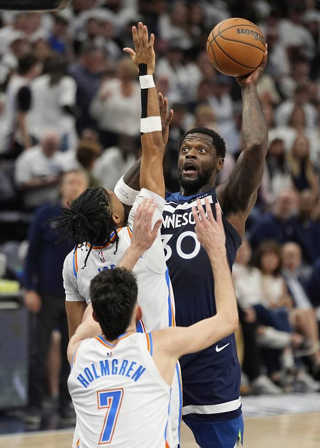 <yonhap photo-3739=""> Minnesota Timberwolves forward Julius Randle (30) shoots against Oklahoma City Thunder forward Chet Holmgren (7) and guard Isaiah Joe during the first half of Game 3 of the Western Conference finals of the NBA basketball playoffs, Saturday, May 24, 2025, in Minneapolis. (AP Photo/Abbie Parr)/2025-05-25 10:50:22/ <저작권자 ⓒ 1980-2025 ㈜연합뉴스. 무단 전재 재배포 금지, AI 학습 및 활용 금지></yonhap>
