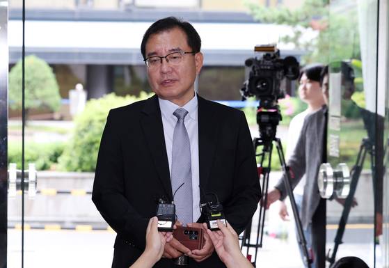 순직 해병 수사 방해 의혹 사건을 수사하는 이명현 특별검사가 25일 오전 서울 서초구 사무실로 출근하며 취재진의 질문에 답하고 있다. 뉴스1