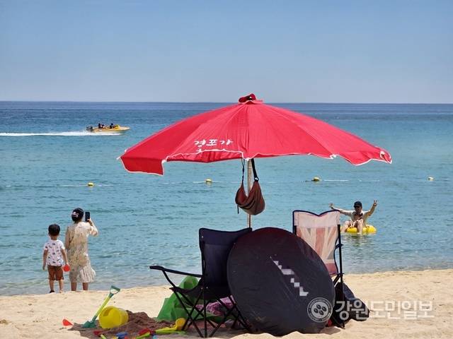 ▲ 30일 강릉 낮 기온이 35도를 웃돌자, 가족 단위 관광객들이 경포해변을 찾아 해수욕을 즐기는 등 무더위를 피하고 있다.황선우 기자