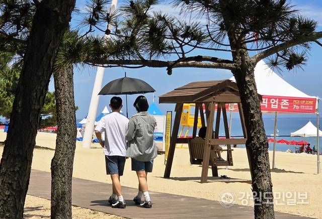 ▲ 30일 강릉 낮 기온이 35도를 웃돌자, 관광객들이 경포해변을 찾아 무더위를 피하고 있다.황선우 기자